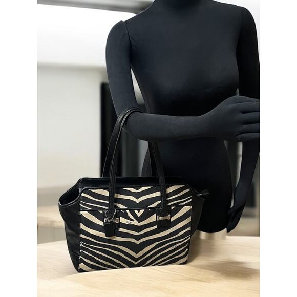 Coach F27009 Taylor Zebra Print Carryall Bag & NWT F51099 Small Wristlet - Picture 12 of 14